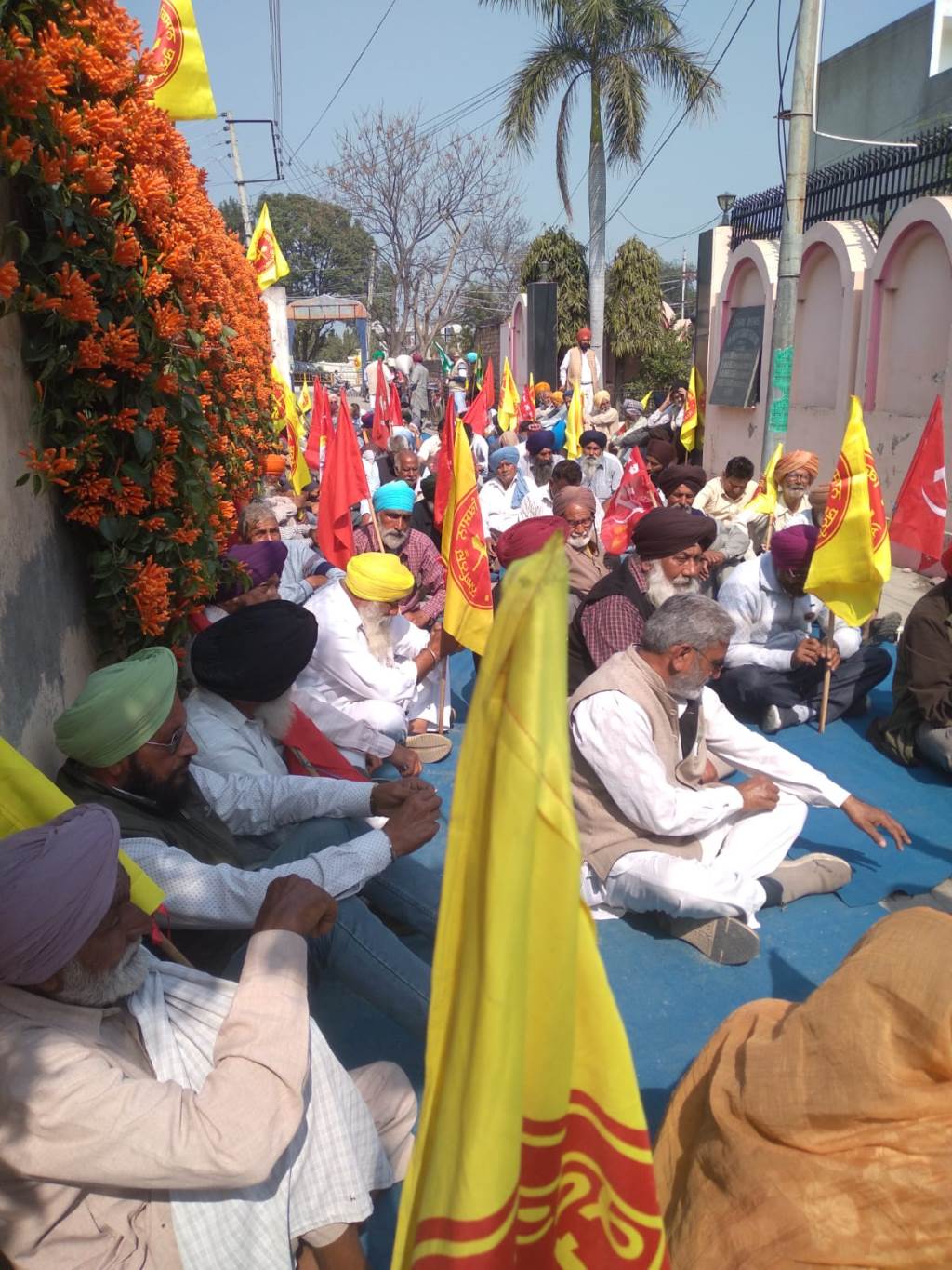 On the call of the United Kisan Morcha a protest was held in front of the Nawanshahr residence of MLA Sukhwinder Sukhi